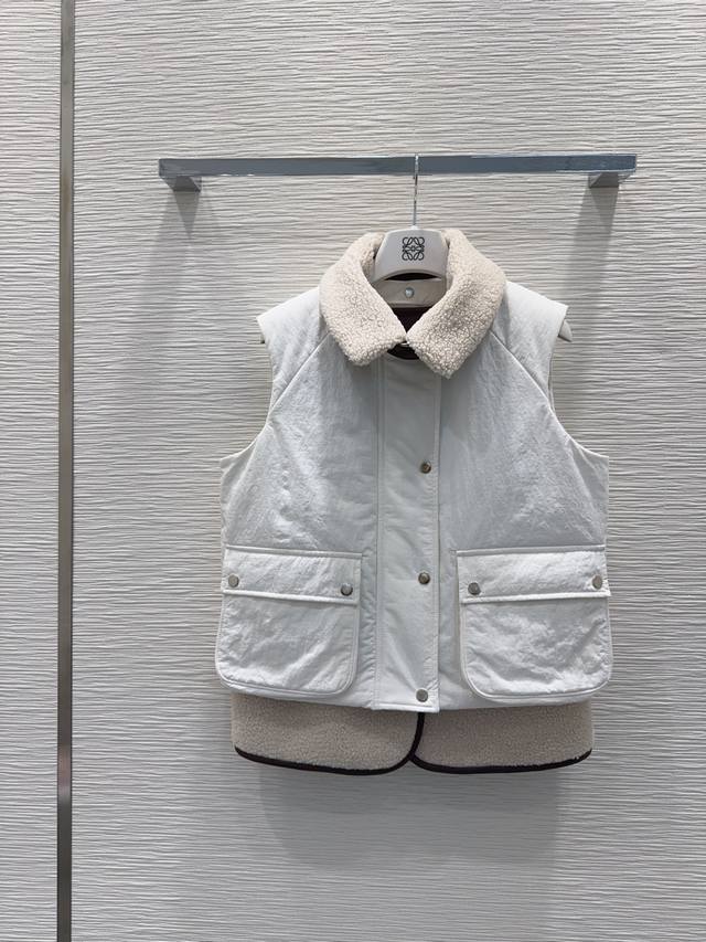 Loe W*E2025Fw新款 两件套马甲外套 多种穿法 经典又有型 自带气场 面料质感很奈斯 时髦又高级 颜色超级正 上身显白又显瘦 自带酷帅感的系列 走路都