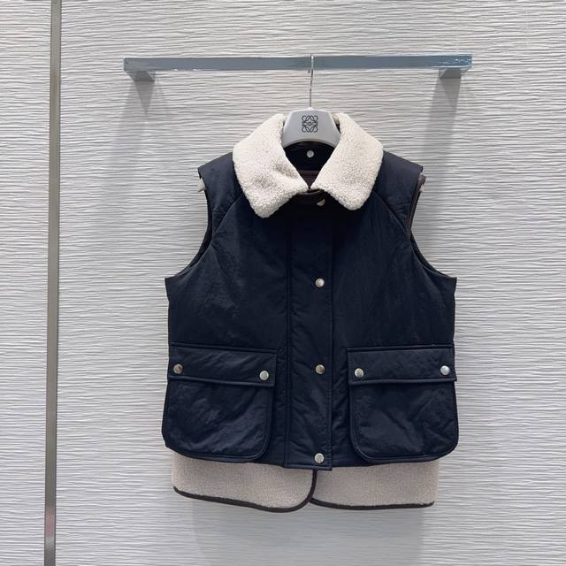 Loe W*E2025Fw新款 两件套马甲外套 多种穿法 经典又有型 自带气场 面料质感很奈斯 时髦又高级 颜色超级正 上身显白又显瘦 自带酷帅感的系列 走路都