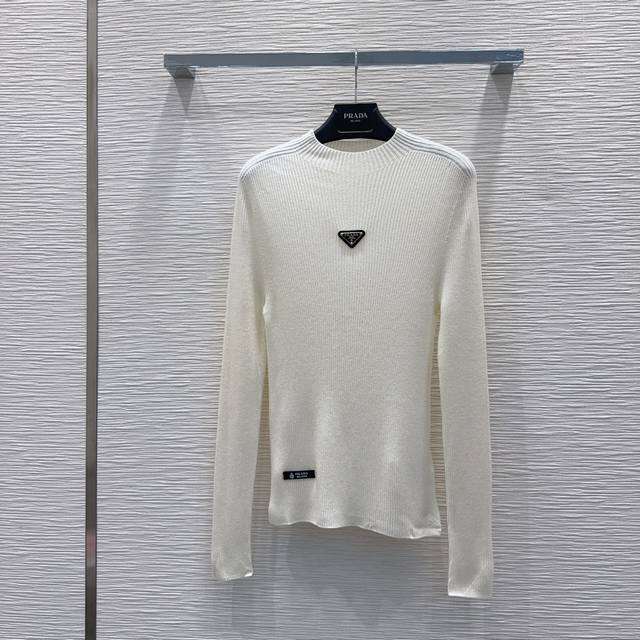 prad* 2025Fw新款打底衫 高级大气 柔软弹力很舒服 满满的穿搭高级感 创新面料 轻盈柔软 实物非常赞！紧身显身材 上身洋气百搭，穿搭好看 脱掉外套里搭
