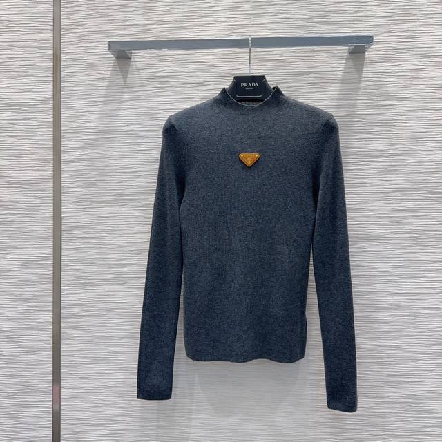 prad* 2025Fw新款打底衫 高级大气 柔软弹力很舒服 满满的穿搭高级感 半透视 创新面料 轻盈柔软 实物非常赞！紧身显身材 上身洋气百搭，穿搭好看 脱掉