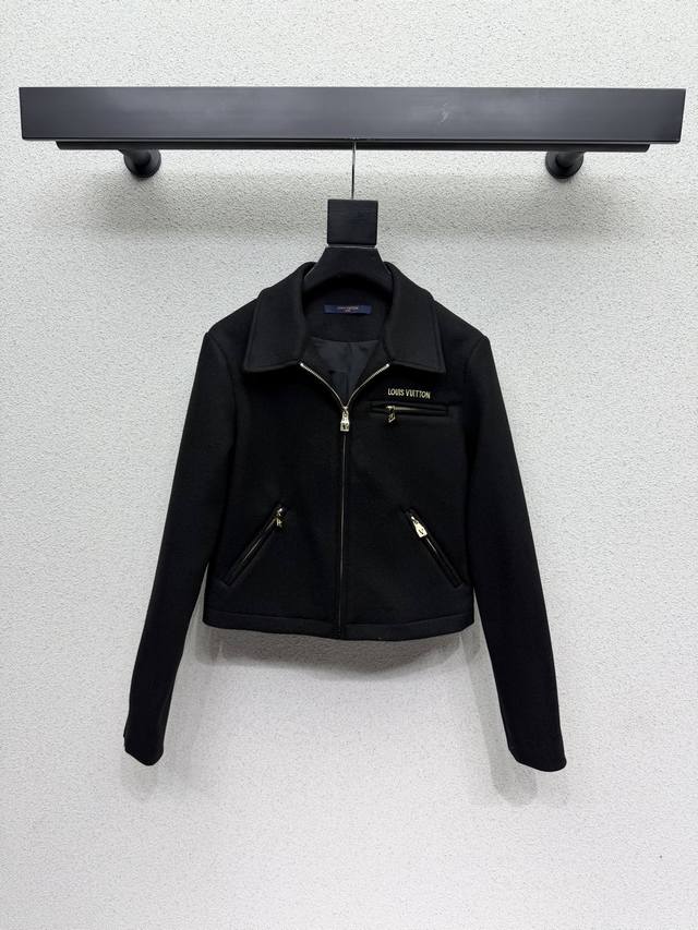 L家羊毛呢外套 时髦感在线实穿性很高百搭 干练利落时髦有致 日常穿搭推荐款 细节感在线 提升气质感必备单品 高品质 尺码Sml.