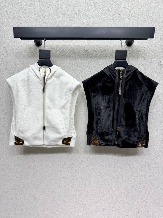 L家毛绒连帽马甲 时髦精必入 穿搭的功能特别强大 随意打造显高显瘦的上身效果，美式高街帅气随性气质！强烈推荐自留款 进口面料质感超赞！做工品质看细节 高品质 两