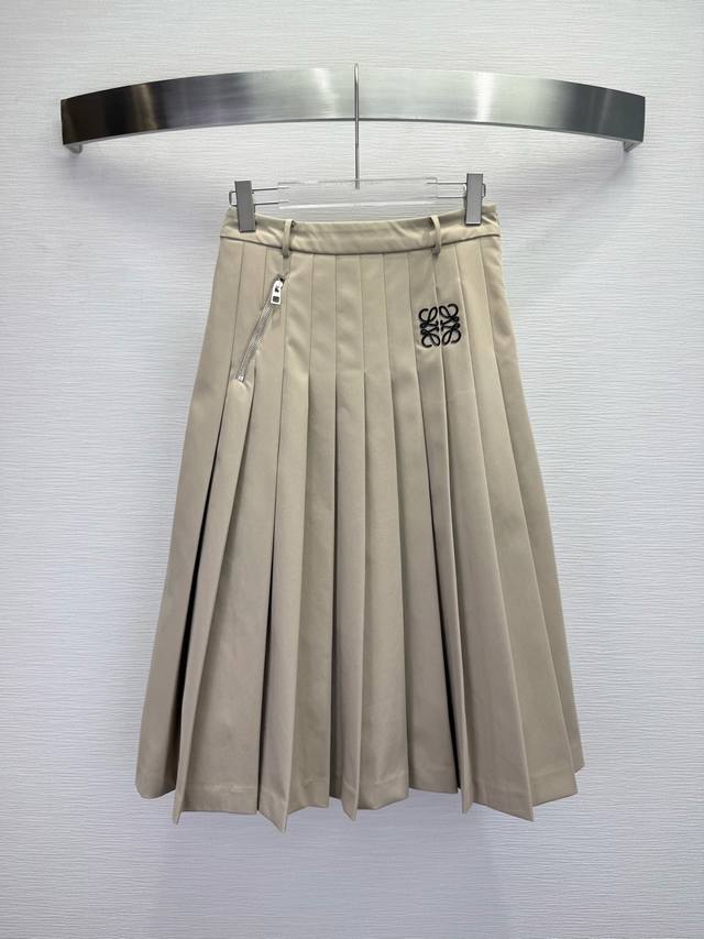 Loew* 25Ss秋冬新款压褶半身裙 Logo贴皮绣花装饰 单边拉链设计 休闲大方 两色三码Smlb808p.
