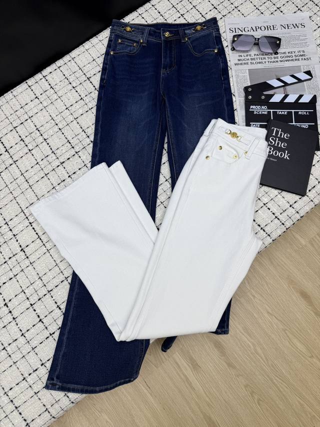 25新品 腿精 腰间金属链条装饰微喇牛仔裤 高腰长腿功能性裤子 上身自动把双腿拉到最长 修饰腰臀比例感 面料有弹性 特别显瘦和藏肉 微喇裤型 人手必备单品 两色