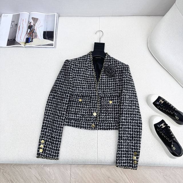 独家首发 C家 25Ss 秋冬最新款V领名媛气质小香风彩色粗纺呢外套 绝美高级编织面料超美 精致花朵扣 法式优雅气质名媛风 经典口袋设计 佩戴胸花 上身名媛气质