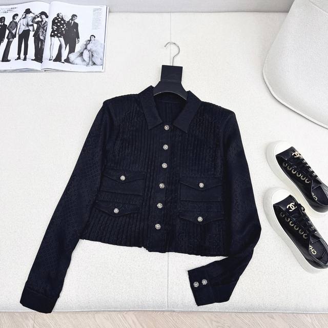 独家首发 C家 25Ss 早秋最新款Coco女孩穿搭名媛风气质真丝衬衫本季最佳必入绝绝子 定制双C提花真丝面料 全身压褶做法 超级耗料 3D立体剪裁版型上身巨显