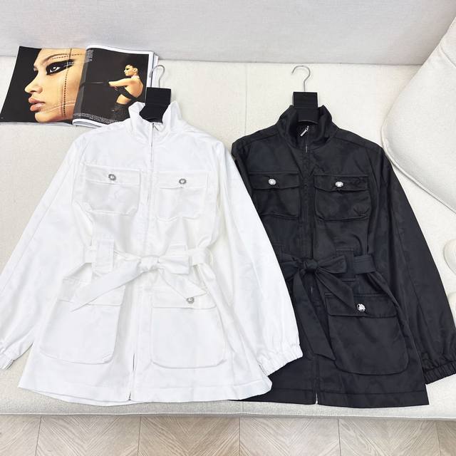 时髦必备款 C家 25Ss 秋冬最新款提花立领收腰外套上身太好看了 腰部系带收腰设计 凸显小蛮腰 有型又时髦 利落显瘦 系带收腰 拉升腰线 轻松显高 同时满足日