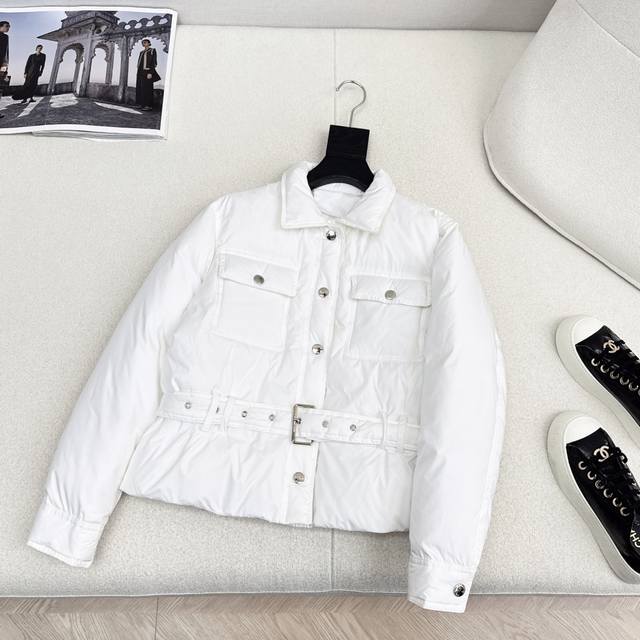 独家款～Cd 25Ss 秋冬最新款翻领简约收腰羽绒服 经典的双口袋设计+H版型剪裁 搭配腰带收腰凹造型 可以说是最显瘦的一款羽绒服了 穿起来既不显臃肿又好搭配