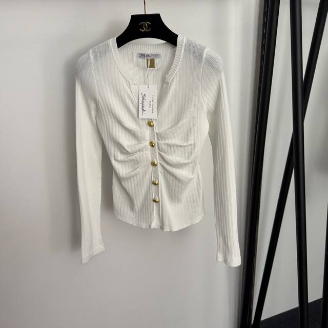 款号20257203 Schiaparelli*新款 定制金色纽扣V领皱褶修身长袖针织打底衫上衣，白色，红色，咖色，黑色， 均码：胸围72，袖长59，长51；重