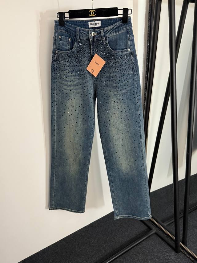 款号20253968 Miumi*新款 黑白双色烫钻 毛边Logo后口袋显瘦百搭牛仔长裤，蓝色，S-Xl， M码；腰围64，长104 .