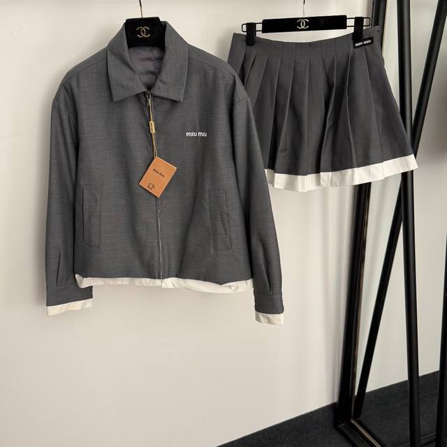 款号20257170 Miumi*新款套装，Logo刺绣字母 假两件白色边拼接 翻领长袖拉链外套+拼色百褶短半裙，灰色，Sml， M码：肩宽49，胸围106，袖