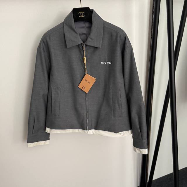 款号20257171 Miumi*新款 胸前Logo刺绣假两件白色边拼接翻领长袖拉链外套，灰色，Sml， M码：肩宽49，胸围106，袖长52，长56 .