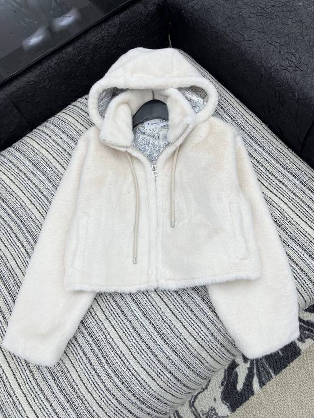 爆款现货 原单品质 Dio*｜2025经典连帽水貂毛毛外套 定制高级面料，重工印花内衬设计 最新元素 百搭色系 高级的调调又A又飒！ 自带高级感，可甜可盐随意搭