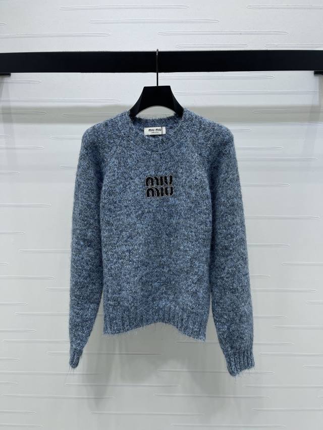 上新原单高端品质 Miumi*2025秋冬最新系列！钉钻套头毛衣！定制羊毛针织材质 质感高级 舒适柔软 肌理明显 圆领正肩长袖毛衣突出温柔气质 领口袖口螺纹包边