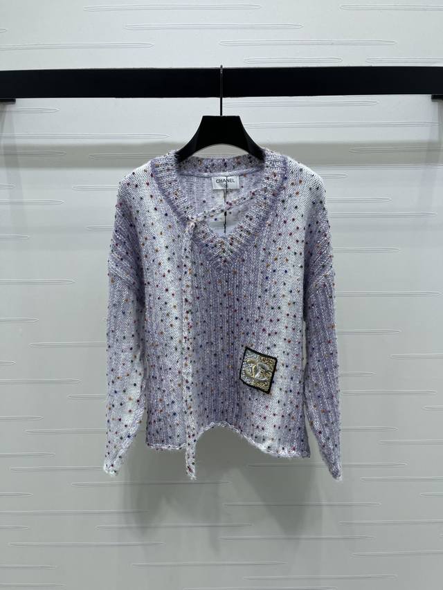 上新原单高端品质 Chane* 2025秋冬最新系列！V领挂脖套头毛衣！定制进口羊毛针织材质 质感高级，舒适柔软，V领长袖毛衣，环脖围巾装饰，通体点缀跳跃彩点打