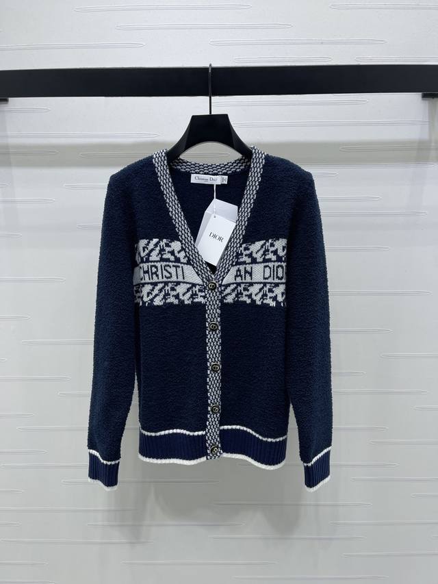 上新原单高端品质 Dio* 2025秋冬最新系列！字母徽标V领长袖开衫！定制羊毛纱线织造 颗粒感肌理更保暖，整体造型高级洋气，打造品牌专属华贵风 V领长袖开衫剪