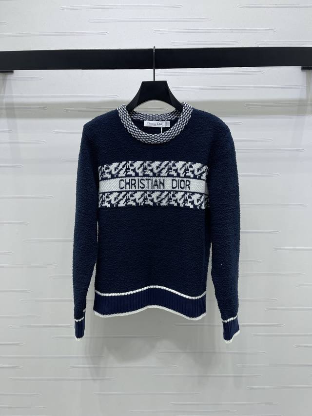 上新原单高端品质 Dio* 2025秋冬最新系列！字母徽标圆领套头毛衣！定制羊毛纱线织造 颗粒感肌理更保暖，整体造型高级洋气，打造品牌专属华贵风 圆领长袖毛衣剪