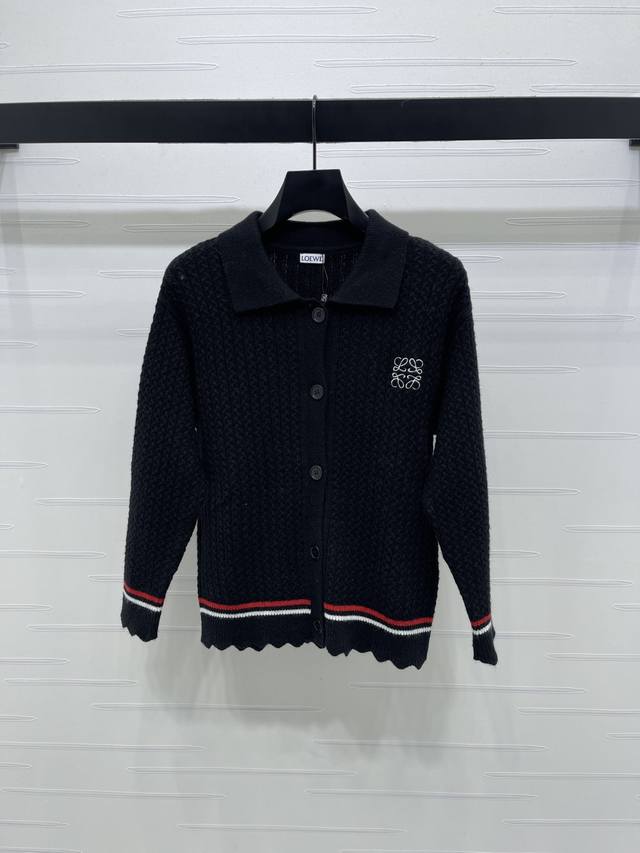 上新原单高端品质Loew*2025秋冬最新系列！翻领长袖开衫！定制羊毛纱线织造 柔软亲肤 质感十足 翻领长袖开衫裁剪 时髦休闲 胸前饰以图腾徽标刺绣 品牌格调瞬