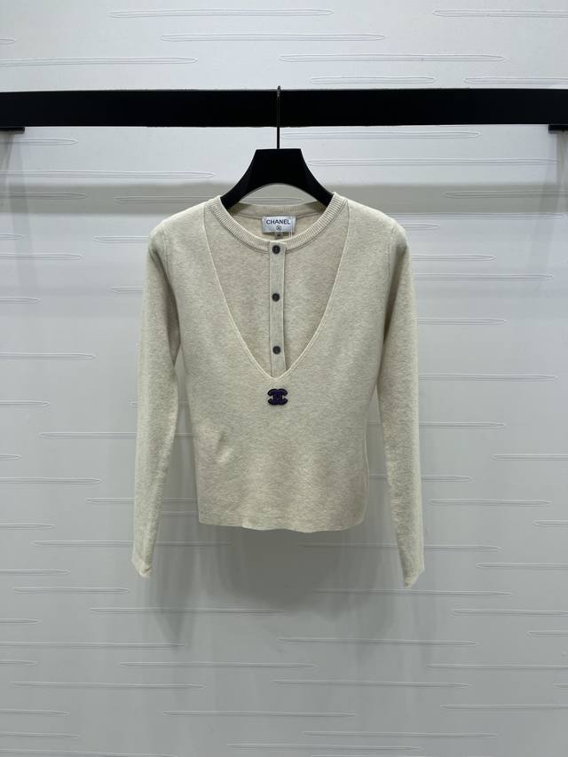 上新原单高端品质 Chane* 2025秋冬最新系列！假两件针织长袖！定制羊毛针织材质 亲肤舒适 柔软有质感 圆领针织长袖版型 前襟半开襟纽扣打造假两件叠穿效果
