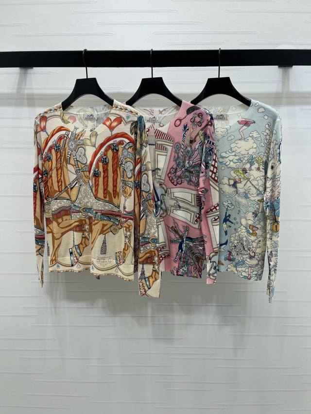 上新原单高端品质Hermes* 2025秋冬最新系列！印花圆领针织长袖！定制进口羊毛材质 柔软舒适 圆领针织长袖剪裁 通体利用印花工艺还原色彩 千里马祥云图案