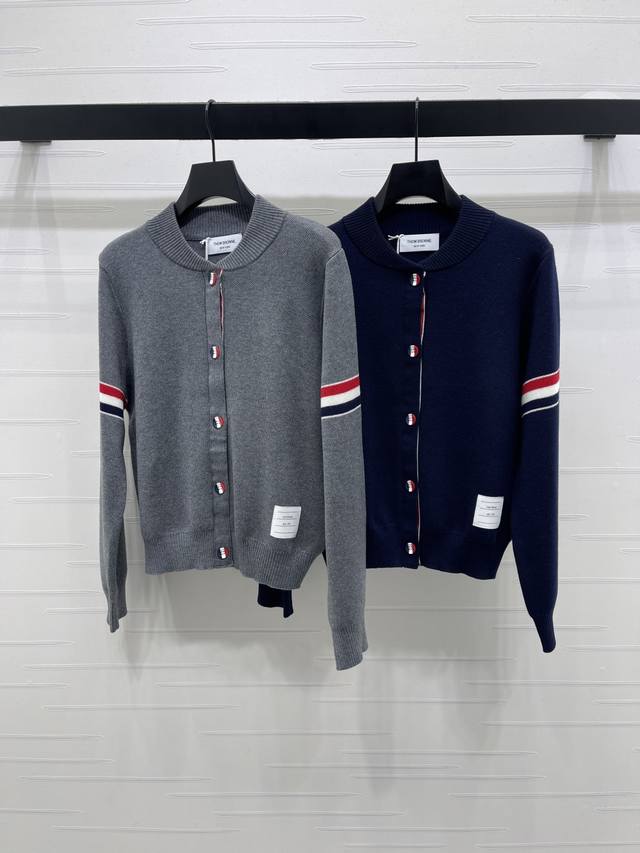 上新原单高端品质 Thom Brown* 2025秋冬最新系列！圆领长袖针织开衫！定制羊毛针织材质，舒适柔软，质感十足，圆领开衫剪裁，衣摆皮标装饰，标志白色条纹