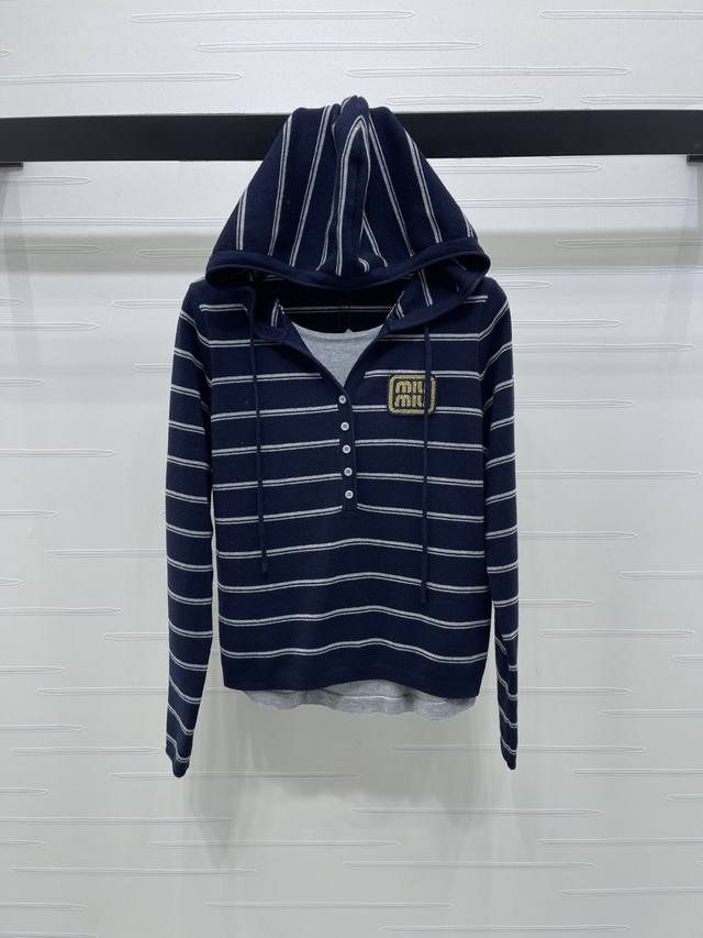 上新原单高端品质 Miumi*2025秋冬最新系列！假两件条纹连帽长袖上衣！定制羊毛针织材质织造 细腻柔软舒适 前襟半开纽扣调节 衣摆露出拼接撞色 打造假两件叠