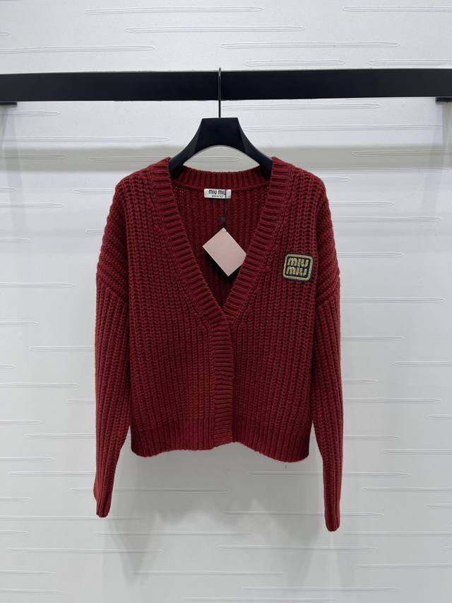 上新原单高端品质 Miumi*2025秋冬最新系列！V领针织开衫！定制羊毛纱线织造，质感光泽，柔软亲肤，V领开衫剪裁，通体肌理平针铺陈，显瘦不失时尚感。弹力螺纹