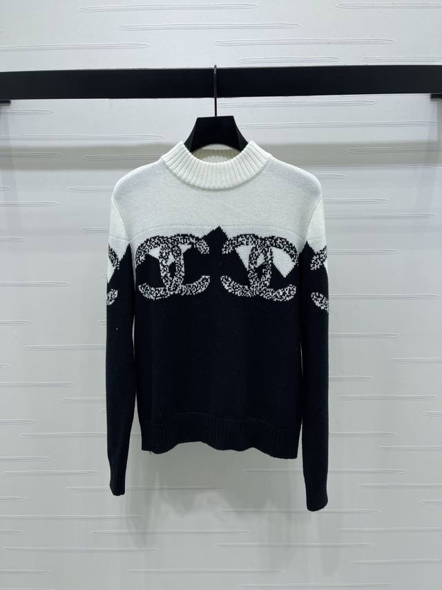 上新原单高端品质 Chane* 2025秋冬最新系列！拼色套头长袖毛衣！定制进口羊毛针织材质 柔软舒适 质感高级 圆领长袖毛衣剪裁 上下拼色 躯干标志性双C字母