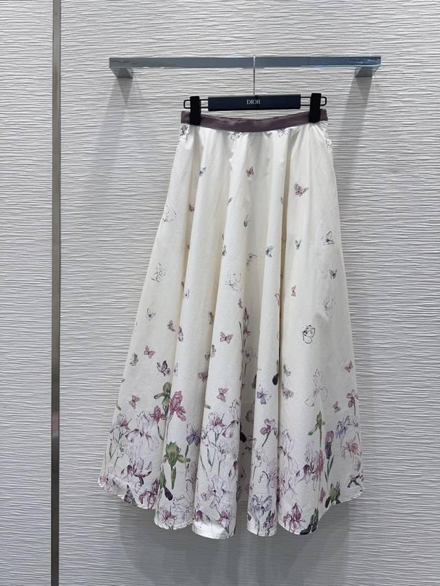 Christian Dio* 2026年早春新品 飘逸灵动 简约中流露出高奢 整件衣服做工更是非常精细！ 版型简单一目了然，美伦美幻 低调又要引人注目，必选这款