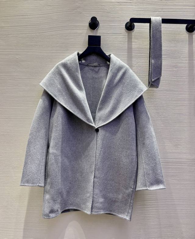 Lp % Cashmere 山羊绒大衣 采用高品质羊绒，柔软又保暖，宽松版型大翻领设计，灰色低调百搭，通勤休闲都能轻松驾驭，短款设计更显利落， 尺码36 38