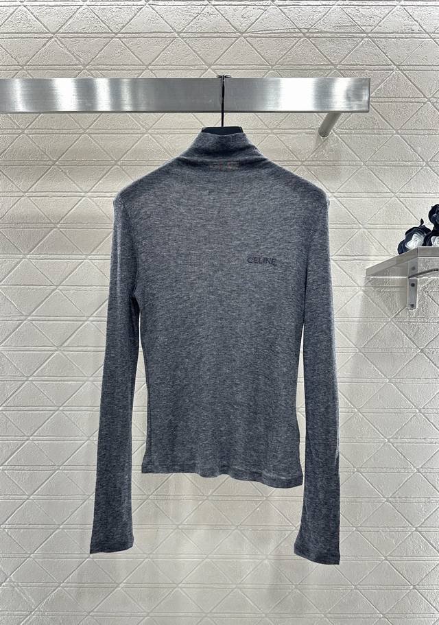 Celin*2025新品上架 修身字母高领打底衫 定制Yb羊毛材质，质感舒适，弹力十足，修身高领打底裁剪，胸口单侧缝制字母刺绣徽标，凸显品牌格调，弹性贴身感十足