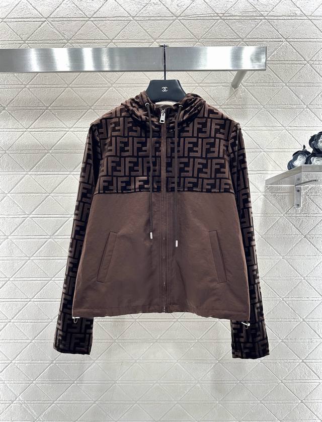 Fend*2025新品上架 立体压花字母外套长裤套装 定制Yb进口丝绒材质，工艺处理，立体压花处理，呈现凹凸立体双F图案装饰，连帽外套裁剪，时髦休闲，通体胸口为