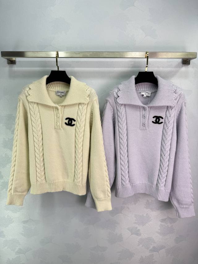 Ch*2025早秋新款翻领针织长袖上衣 定制羊毛针织材质 质感高级 舒适有型 纽扣半开襟版型 奠定休闲风基调 通体素色打底配合胸前字母徽标 彰显品牌调性和设计层