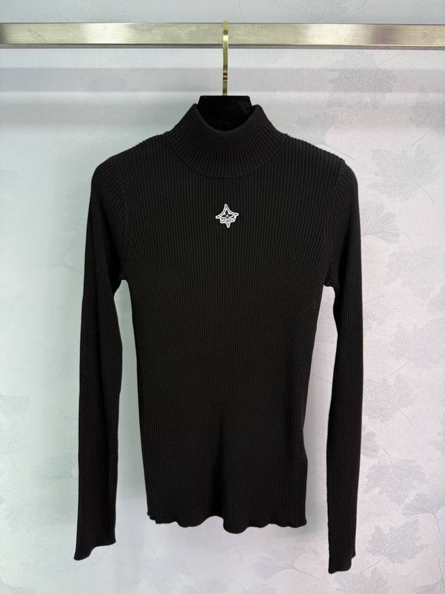 Lou*2025早秋新款高领针织长袖上衣！定制Yb羊毛针织材质 柔软柔软 弹力十足 高领长袖剪裁 成衣细密竖条纹肌理 弹力十足 包裹性强 贴合身形尽显迷人曲线