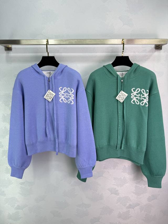 Loe*25秋冬新款连帽针织上衣 胸前经典Logo刺绣 宽松版型超百搭 面料柔软舒适 日常通勤 休闲场合都能轻松驾驭！2色3码Sml T226B