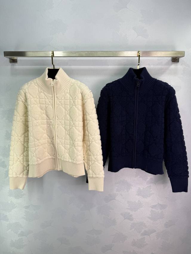 Dio*25秋冬新款经典爆款穿搭，25早秋专柜新品，泰迪绒山羊绒奶乎乎的戴妃藤格纹气质棒球小外套。白富美必入减龄少女风单品。小翻领拉链设计短款版型百搭不挑人怎么