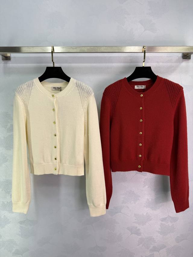 Miu*25秋冬新款小金扣针织开衫 金色扣子点缀超显气质 面料柔软舒适 圆领设计 搭配裙子裤子都很好看！4色3码Sml T226B.