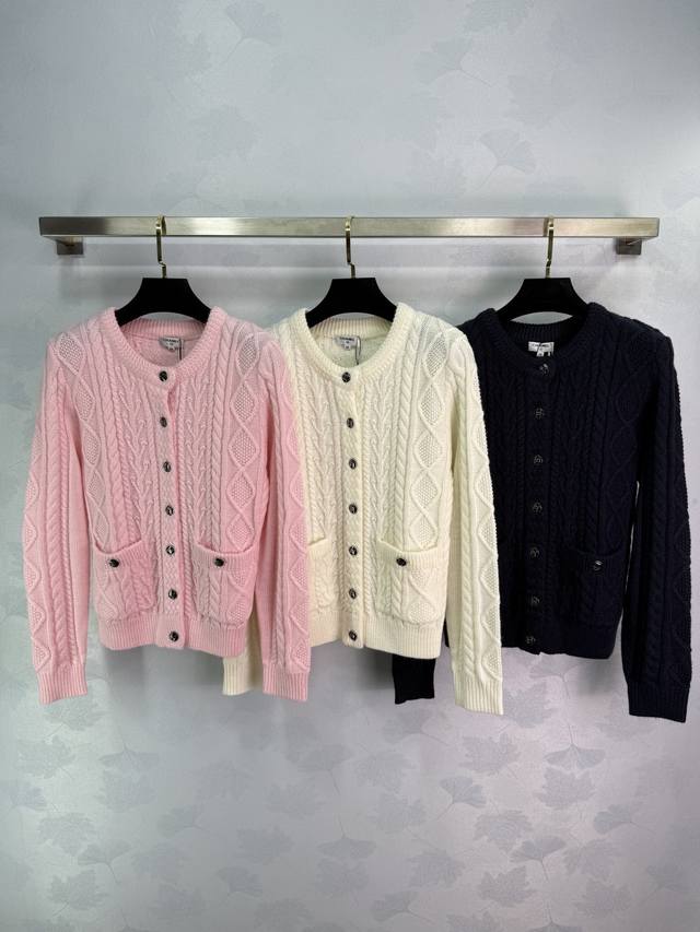 Ch*25N滑雪系列麻花针织开衫 圆领双口袋设计 金色纽扣点缀 面料柔软舒适 经典麻花菱格编织 秋冬百搭款！3色3码Sml T226B.