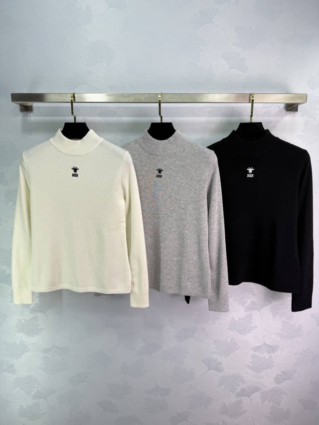 Dio*25秋冬新款小蜜蜂打底衫 胸前精致刺绣Logo 羊毛面料 手感柔软舒适 高领设计保暖又有型 搭配外套很有范！3色3码Sml T226B.