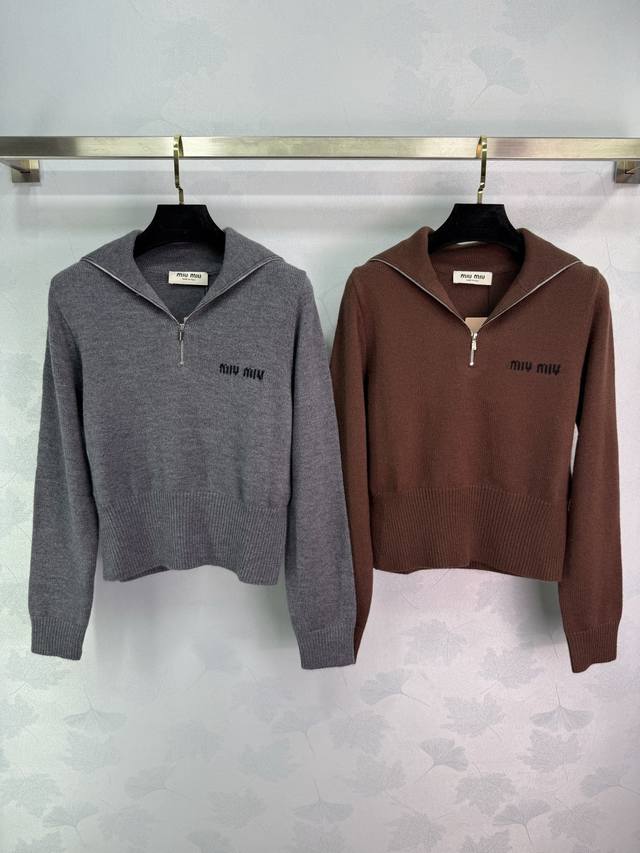 Miu*25秋冬新款半拉链针织毛衣 100%羊毛面料 半拉链设计配海军领 胸前小Logo刺绣 修身显瘦版型 秋冬单穿叠穿都完美！2色3码Sml T226B.