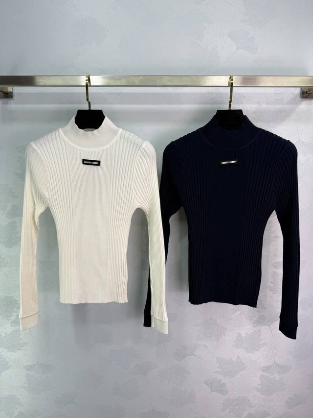 Miu*25秋冬新款针织立领上衣 减龄且时尚 超级百搭 字母Logo设计 绣饰奢华又高级 经典立领修身版型百搭不挑人时髦又高级！ 2色3码Sml。T226B.