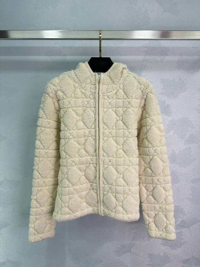 Dio*24秋冬格纹图案开衫外套 标志性的超大藤格纹辨识度极高 高级奶白色很好搭配的时尚单品 不同风格都可驾驭 1色3码Sml。T226B.