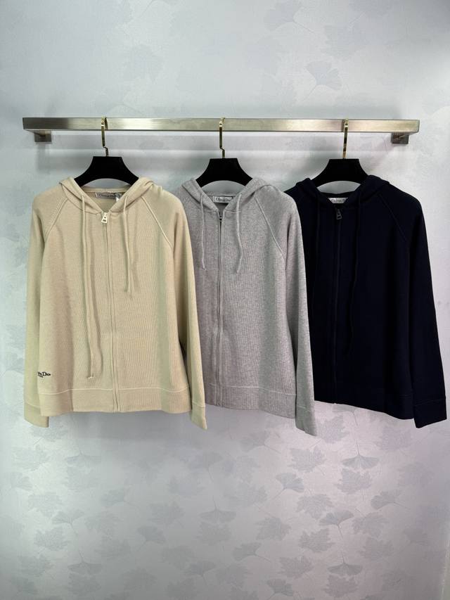 Dio* 2025秋冬新款这款连帽开衫绝了，字母后背搭配蝴蝶重工刺绣，针织质感超棒，拉链设计，时尚又保暖现货供应！3色3码Sml T226B