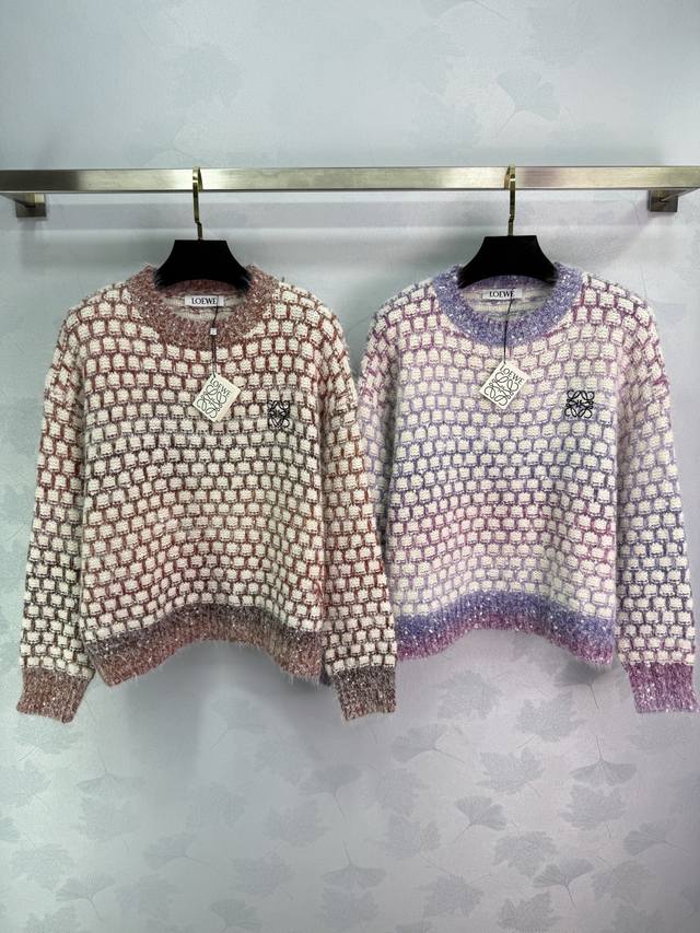 Loew*2025秋冬新款渐变圆领套头毛衣！定制进口羊毛马海毛材质，保暖又舒适，秋冬穿超合适！粉白＋紫色渐变配色，优雅高级感满满。宽松版型＋精致针织纹理，胸前小