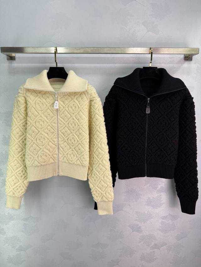 Lou*2025秋冬新款菱格翻领提花长袖开衫！ 定制羊绒羊毛针织材质 舒适保暖 质感上乘 翻领针织开衫剪裁 坑条包边设计优雅知性 螺纹收窄贴身更保暖 整体造型高