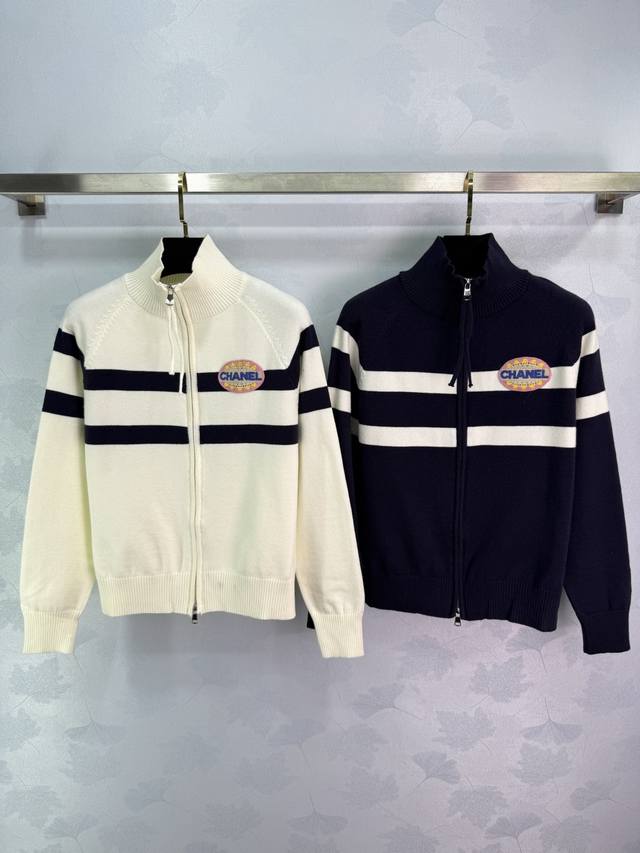 Ch* 2025秋冬新款条纹针织立领拉链开衫！定制进口羊毛针织材质 柔软舒适 大身海军蓝搭配白色条纹，简约又运动感满满！高领＋拉链设计，穿脱超方便，胸前彩色刺绣