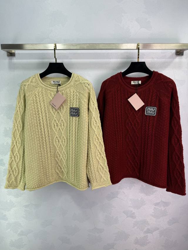 Miumi*2025秋冬新款麻花针织套头毛衣！定制羊毛针织材质 亲肤软糯 密实细腻 落肩套头毛衣版型 成衣超重工麻花编织 多种走针排列突出细节质感 胸前麦穗感字