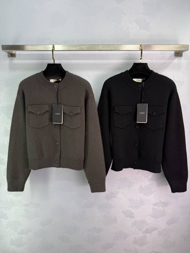 Fend* 2026秋冬新款双口袋圆领针织开衫！定制羊毛混纺针织材质织造 柔软舒适 质感高级 圆领长袖开衫剪裁 彰显高级调性 常规版型不挑身材年龄 秋冬日常简约