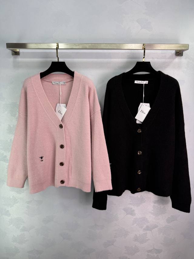 Dio* 2025秋冬新款V领针织开衫！定制羊毛纱线织造，质感光泽，柔软亲肤，常规V领开衫剪裁，通体肌理平针铺陈，显瘦不失时尚感。弹力螺纹包边更贴合身形，大身素