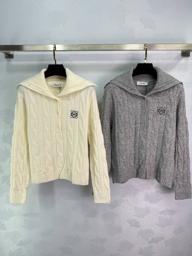 Loew*2025秋冬新款翻领麻花针织开衫毛衣！定制羊毛纱线织造 质感高级 舒适柔软 翻领开衫版型 领口更保暖有设计感 通体麻花钩织纹理 层次丰富 吸睛满分 配